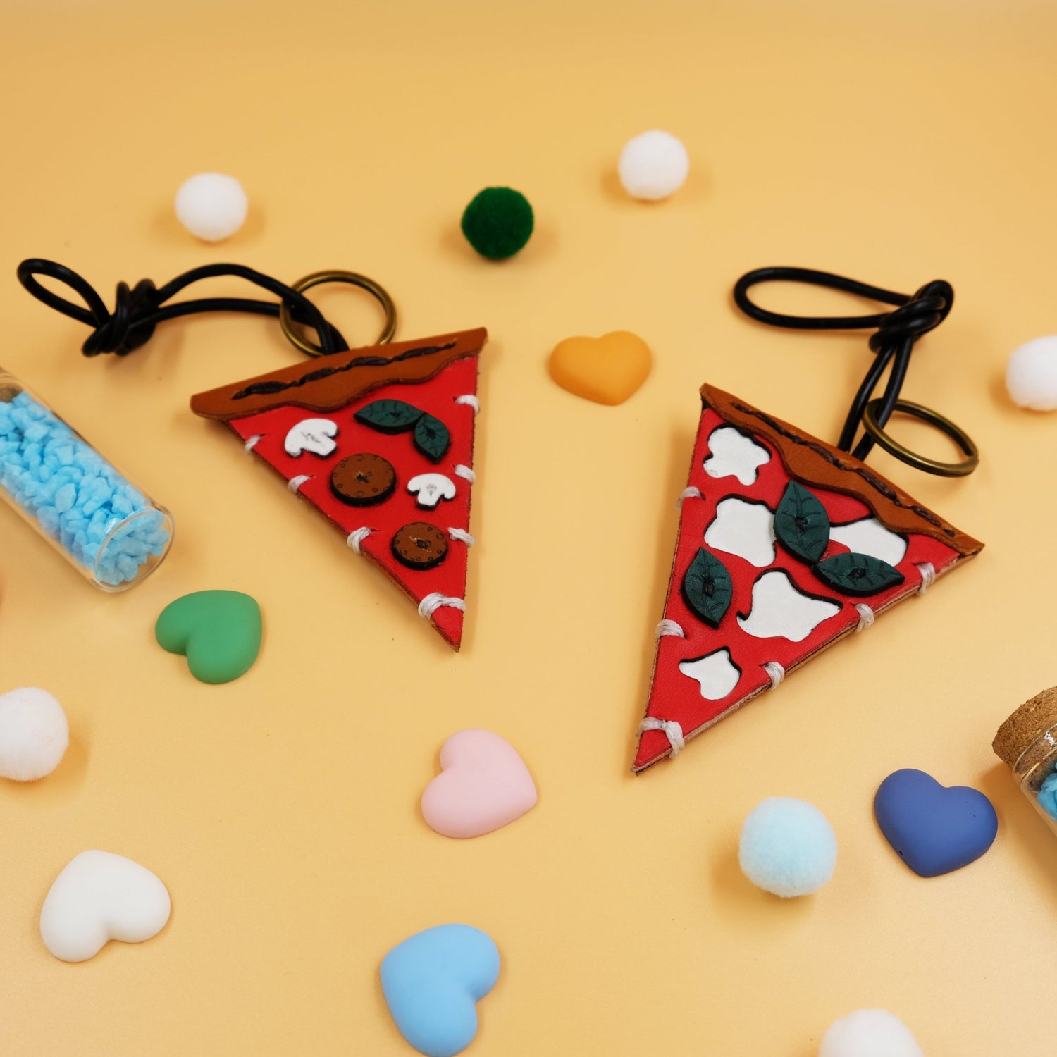Portachiavi in pelle cucito a mano a forma di pizza - charm per borsa pizza - ciondolo pizza con anello - Munkiy Italy - Portachiavi